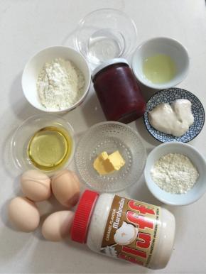 先用电子秤把所需的材料称出来，以免做的时候手忙脚乱！ 蛋糕卷： 鸡蛋4个，玉米油45克，水45克，低筋面粉60克，fluff棉花糖50克！ 图案： 黄油15克，蛋清15克，低筋面粉20克，fluff棉花糖15克 夹馅儿： 草莓果酱1瓶

