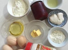 先用电子秤把所需的材料称出来，以免做的时候手忙脚乱！ 蛋糕卷： 鸡蛋4个，玉米油45克，水45克，低筋面粉60克，fluff棉花糖50克！ 图案： 黄油15克，蛋清15克，低筋面粉20克，fluff棉花糖15克 夹馅儿： 草莓果酱1瓶

