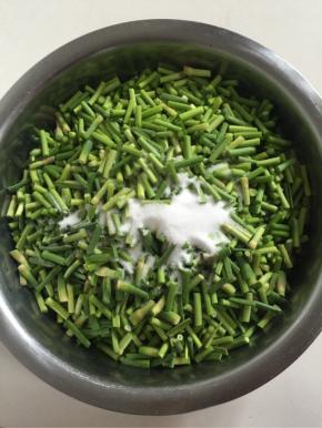 把手彻底清洗干净后，再蒜苔中加入100克盐，揉搓均匀！

