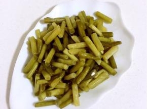 吃的时候取一点儿，淋上少许香油拌匀即可食用。
