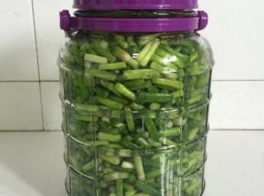 用保鲜膜封口后，盖紧盖子，安静的等待一个月就可以吃啦！

