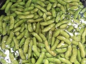水烧开后加入一勺盐和几滴油，把处理好的毛豆倒进去！

