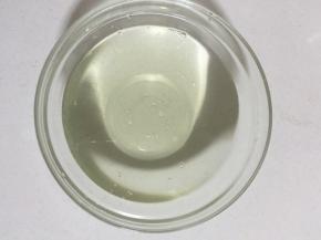 水烧开以后加入适量的冰糖溶化晾凉后，再加入适量的蜂蜜搅拌均匀备用！（冰糖和蜂蜜的用量根据自己的口味随意调整，喜欢特别甜的就多加一点，不喜欢太甜的就适当减少一点儿，灵活运用！）

