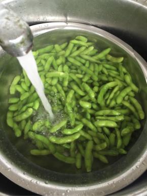 煮好的毛豆捞出来沥干水份，迅速放在水龙头下冲洗几遍，直到毛豆彻底变凉即可！

