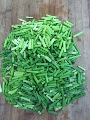 晾干水分的蒜苔去掉头尾，切成小段儿备用！

