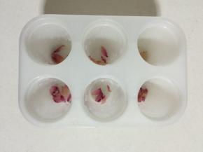 干玫瑰花清洗干净后把花瓣揪下来放在棒冰模具中！

