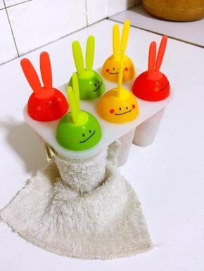 冷冻好的棒冰取出来，用热毛巾稍微的热敷一下，就可以很轻松的把棒冰从模具中取出来了！

