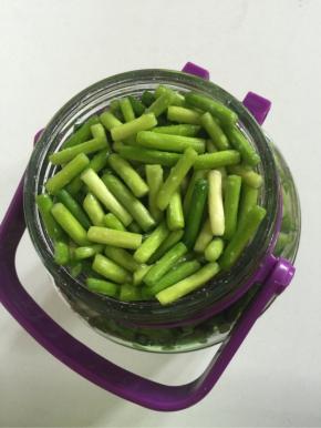 把玻璃瓶清洗干净后擦干水分，把蒜苔装进去，边装蒜苔边用手使劲按压，使蒜苔按压紧实！

