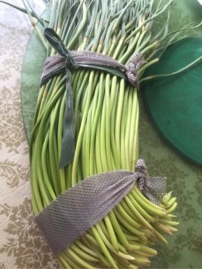 这就是我在超市里买的蒜苔，很新鲜也很嫩哦！

