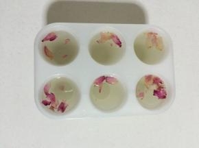 把晾凉的冰糖蜂蜜水倒进模具中！不要倒的太满，9分满即可！


