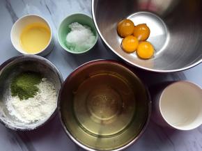 材料备齐，低粉和抹茶混合，用两个干净无水无油的容器，将鸡蛋分离