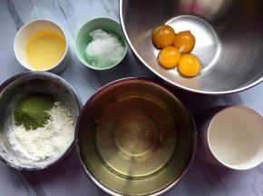 材料备齐，低粉和抹茶混合，用两个干净无水无油的容器，将鸡蛋分离