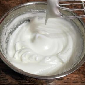 蛋清加2滴醋去除蛋腥味，糖分三次倒入，用电动打蛋器打发
 打发出大弯钩即可，打开烤箱170度预热5分钟