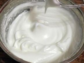 蛋清加2滴醋去除蛋腥味，糖分三次倒入，用电动打蛋器打发
 打发出大弯钩即可，打开烤箱170度预热5分钟