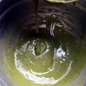 用蛋抽搅匀至无颗粒，不要过度搅拌，以免起劲