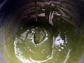 用蛋抽搅匀至无颗粒，不要过度搅拌，以免起劲