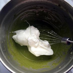 取一半蛋白和蛋黄糊翻拌均匀，再把剩下的蛋白混合翻拌均匀