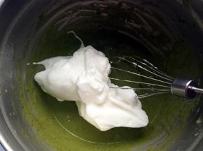 取一半蛋白和蛋黄糊翻拌均匀，再把剩下的蛋白混合翻拌均匀