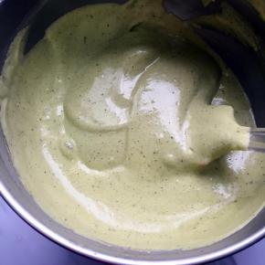 用刮刀或者手动打蛋器都可以，就是不能花圈，翻拌，走Z字