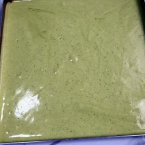 金盘里放入油布，蛋糊倒入模具里，铺平轻震两下，震出大气泡