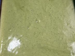 金盘里放入油布，蛋糊倒入模具里，铺平轻震两下，震出大气泡