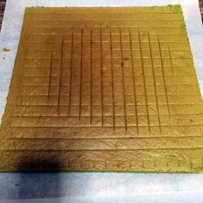 烤好取出晾凉，放在油纸上，切去边角料