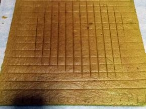 烤好取出晾凉，放在油纸上，切去边角料