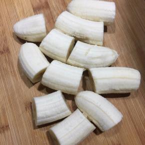 香蕉去皮切段备用。