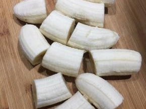 香蕉去皮切段备用。