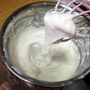 淡奶油加糖打发，打到有明显纹路即可