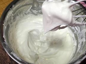 淡奶油加糖打发，打到有明显纹路即可