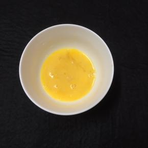 鸡蛋打入碗中用筷子搅拌均匀备用。