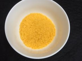 准备好面包糠。