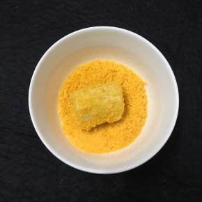 再放入面包糠里滚一圈，均匀的沾上面包糠。