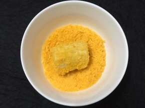 再放入面包糠里滚一圈，均匀的沾上面包糠。