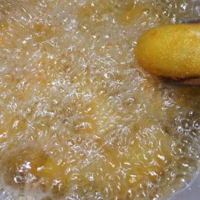 锅中倒入多一些的油，大火烧至7成热，放入香蕉中火炸至颜色金黄即可捞出。