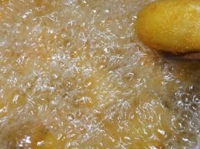 锅中倒入多一些的油，大火烧至7成热，放入香蕉中火炸至颜色金黄即可捞出。