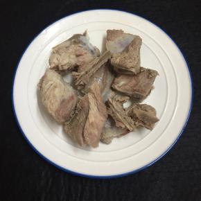 龙骨洗净焯水备用。