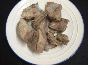 龙骨洗净焯水备用。