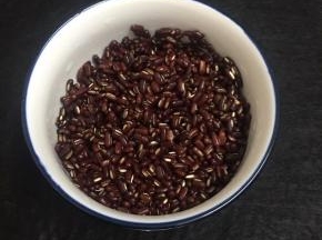 赤小豆洗净备用。