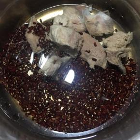 将龙骨和赤小豆倒入锅中，加入7-8碗的清水。