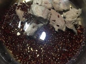 将龙骨和赤小豆倒入锅中，加入7-8碗的清水。