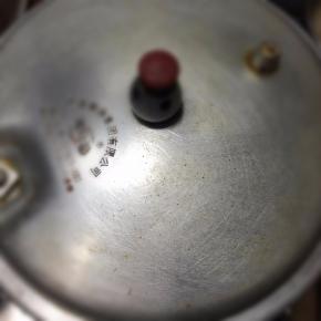 加盖，放上气阀，大火煮至上汽，转小火再煲30-40分钟即可关火。