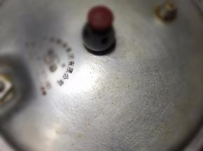 加盖，放上气阀，大火煮至上汽，转小火再煲30-40分钟即可关火。