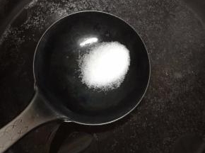 下汽后，拿掉气阀，开盖调入盐和鸡精即可。