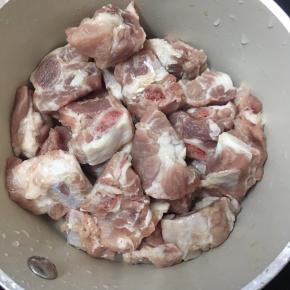 排骨取中间部位，洗净放入清水中浸泡去血水沥干水分放入容器中。