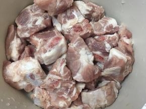 排骨取中间部位，洗净放入清水中浸泡去血水沥干水分放入容器中。