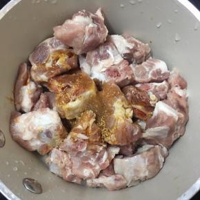 调入盐和鸡精，加入酱油。