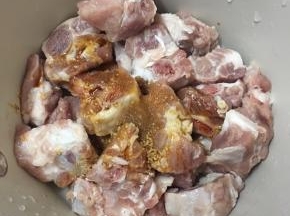 调入盐和鸡精，加入酱油。