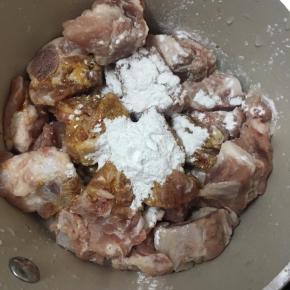 加入玉米淀粉。